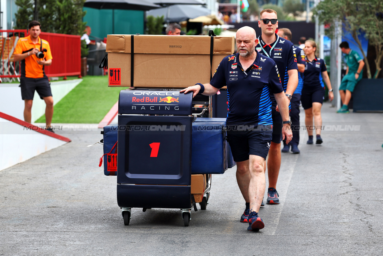 GP AZERBAIJAN, Red Bull Racing meccanici in the paddock with freight.

13.09.2024. Formula 1 World Championship, Rd 17, Azerbaijan Grand Prix, Baku Street Circuit, Azerbaijan, Practice Day.

- www.xpbimages.com, EMail: requests@xpbimages.com © Copyright: Batchelor / XPB Images