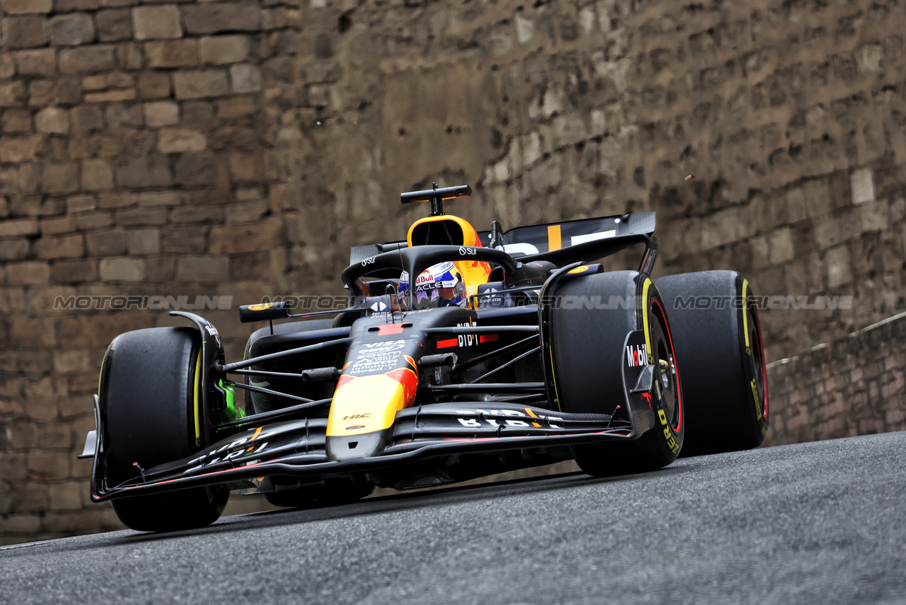 GP AZERBAIJAN, Max Verstappen (NLD) Red Bull Racing RB20.

13.09.2024. Formula 1 World Championship, Rd 17, Azerbaijan Grand Prix, Baku Street Circuit, Azerbaijan, Practice Day.

- www.xpbimages.com, EMail: requests@xpbimages.com © Copyright: Bearne / XPB Images