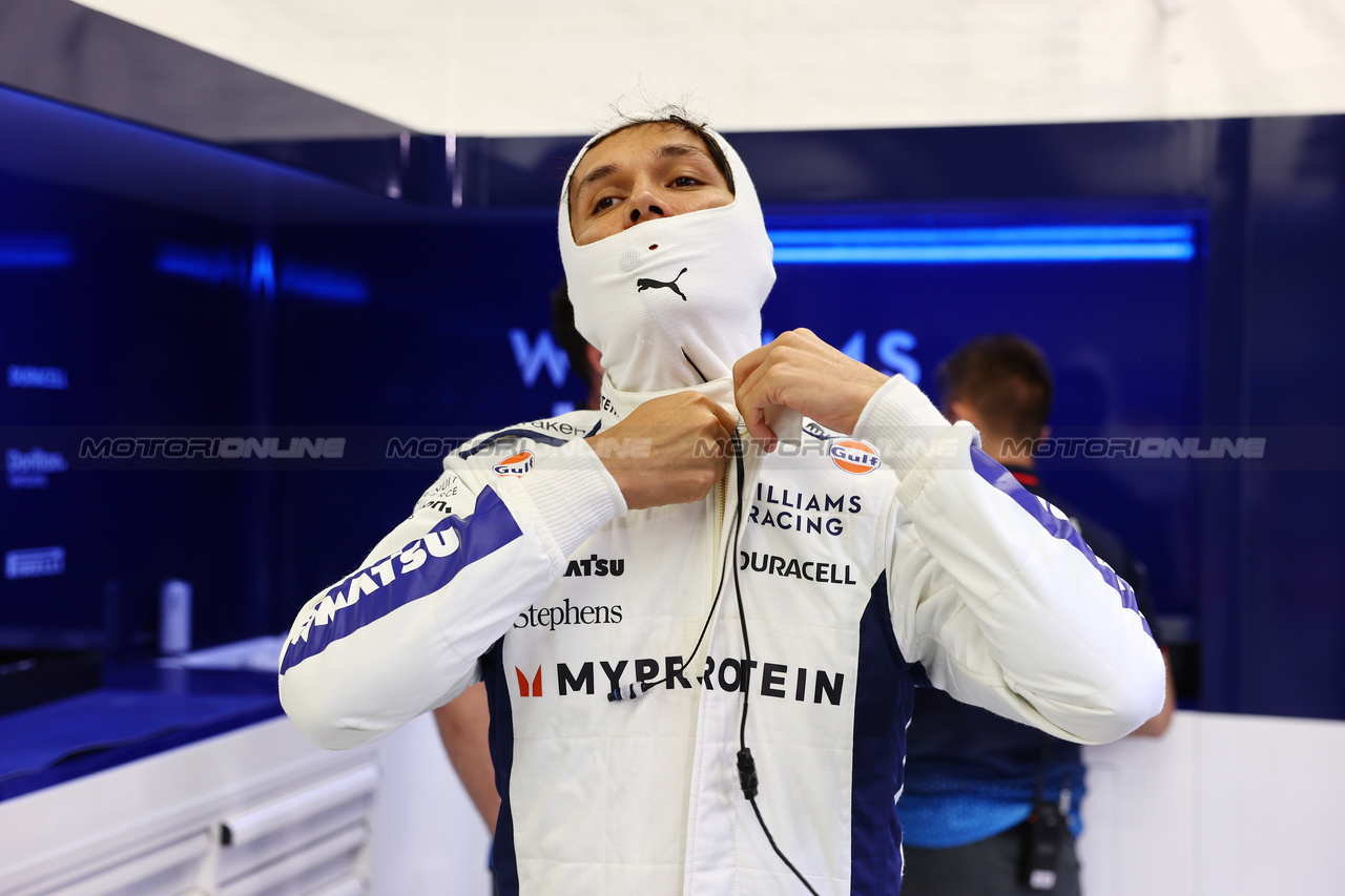 GP BAHRAIN, Alexander Albon (THA) Williams Racing.

29.02.2024. Formula 1 World Championship, Rd 1, Bahrain Grand Prix, Sakhir, Bahrain, Practice Day

- www.xpbimages.com, EMail: requests@xpbimages.com © Copyright: Batchelor / XPB Images