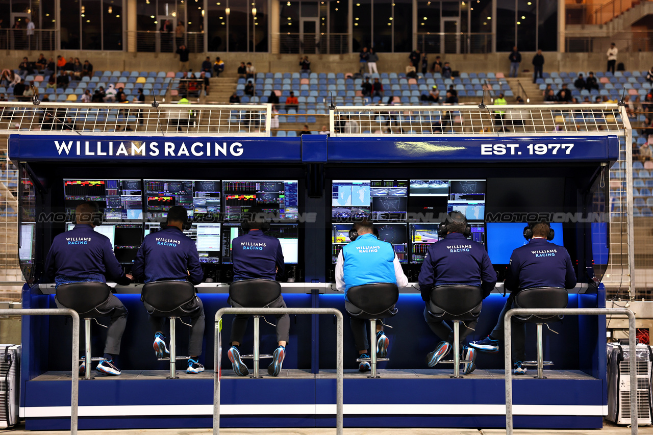 GP BAHRAIN, Williams Racing pit gantry.

29.02.2024. Formula 1 World Championship, Rd 1, Bahrain Grand Prix, Sakhir, Bahrain, Practice Day

- www.xpbimages.com, EMail: requests@xpbimages.com © Copyright: Batchelor / XPB Images