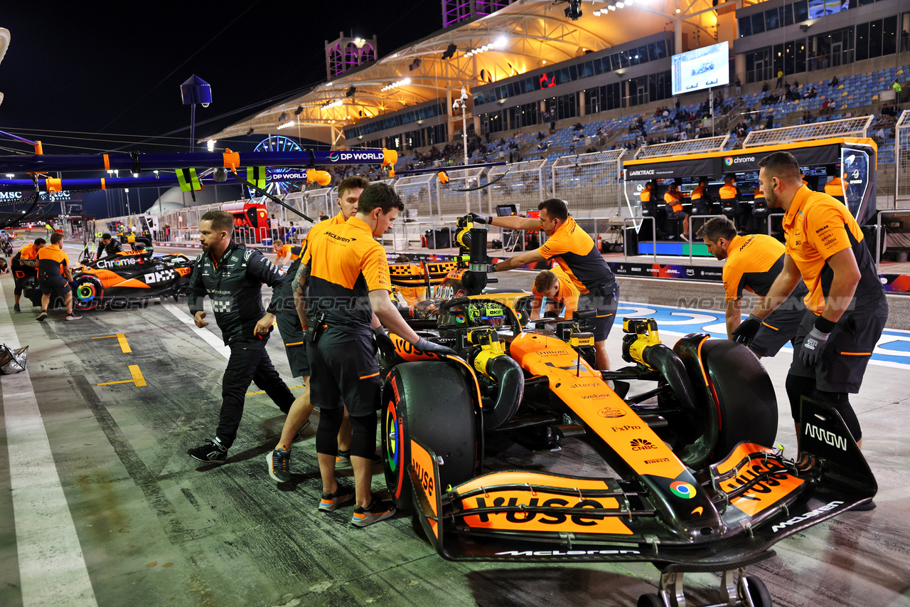 GP BAHRAIN, Lando Norris (GBR) McLaren MCL38 e Oscar Piastri (AUS) McLaren MCL38 in the pits.

29.02.2024. Formula 1 World Championship, Rd 1, Bahrain Grand Prix, Sakhir, Bahrain, Practice Day

- www.xpbimages.com, EMail: requests@xpbimages.com © Copyright: Batchelor / XPB Images