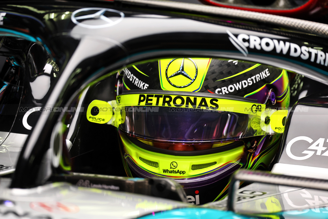 GP BAHRAIN, Lewis Hamilton (GBR) Mercedes AMG F1 W15.

29.02.2024. Formula 1 World Championship, Rd 1, Bahrain Grand Prix, Sakhir, Bahrain, Practice Day

- www.xpbimages.com, EMail: requests@xpbimages.com © Copyright: Batchelor / XPB Images