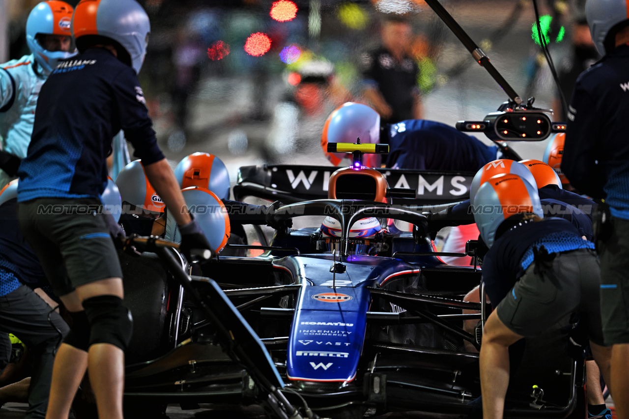 GP BAHRAIN, Logan Sargeant (USA) Williams Racing FW46 practices a pit stop.

29.02.2024. Formula 1 World Championship, Rd 1, Bahrain Grand Prix, Sakhir, Bahrain, Practice Day

- www.xpbimages.com, EMail: requests@xpbimages.com © Copyright: Price / XPB Images