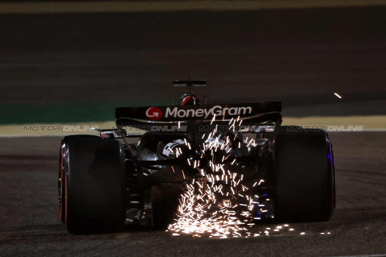GP BAHRAIN, Kevin Magnussen (DEN) Haas VF-24 sends sparks flying.

29.02.2024. Formula 1 World Championship, Rd 1, Bahrain Grand Prix, Sakhir, Bahrain, Practice Day

 - www.xpbimages.com, EMail: requests@xpbimages.com © Copyright: Coates / XPB Images