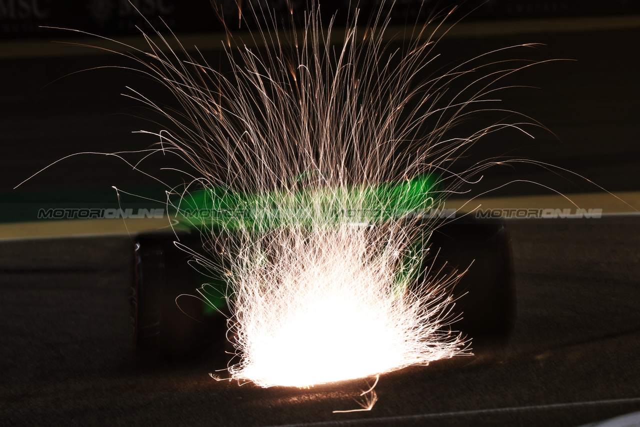 GP BAHRAIN, Zhou Guanyu (CHN) Sauber C44 sends sparks flying.

29.02.2024. Formula 1 World Championship, Rd 1, Bahrain Grand Prix, Sakhir, Bahrain, Practice Day

 - www.xpbimages.com, EMail: requests@xpbimages.com © Copyright: Coates / XPB Images