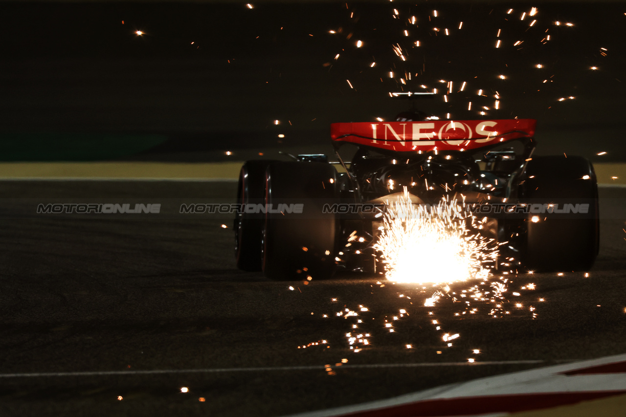 GP BAHRAIN, George Russell (GBR) Mercedes AMG F1 W15 sends sparks flying.

29.02.2024. Formula 1 World Championship, Rd 1, Bahrain Grand Prix, Sakhir, Bahrain, Practice Day

 - www.xpbimages.com, EMail: requests@xpbimages.com © Copyright: Coates / XPB Images