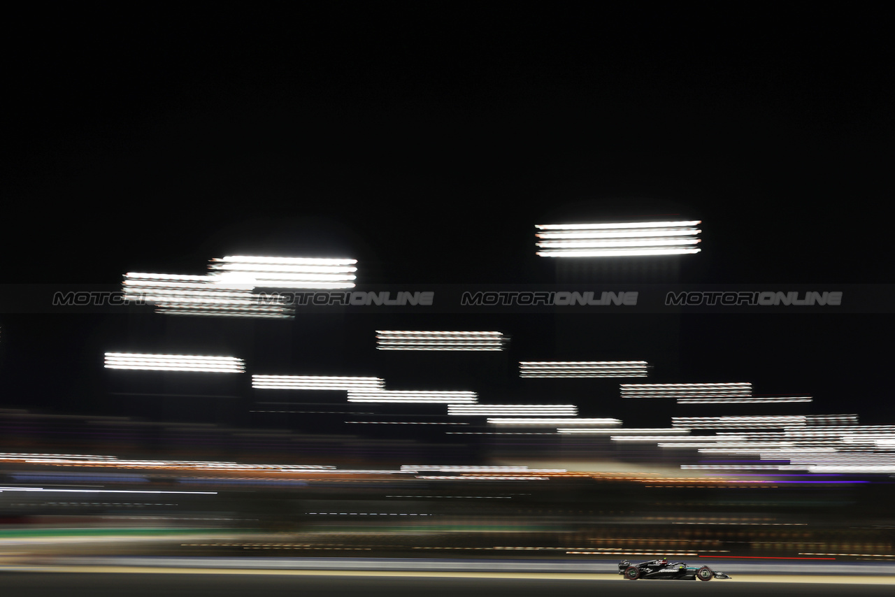 GP BAHRAIN, Lewis Hamilton (GBR) Mercedes AMG F1 W15.

29.02.2024. Formula 1 World Championship, Rd 1, Bahrain Grand Prix, Sakhir, Bahrain, Practice Day

 - www.xpbimages.com, EMail: requests@xpbimages.com © Copyright: Staley / XPB Images