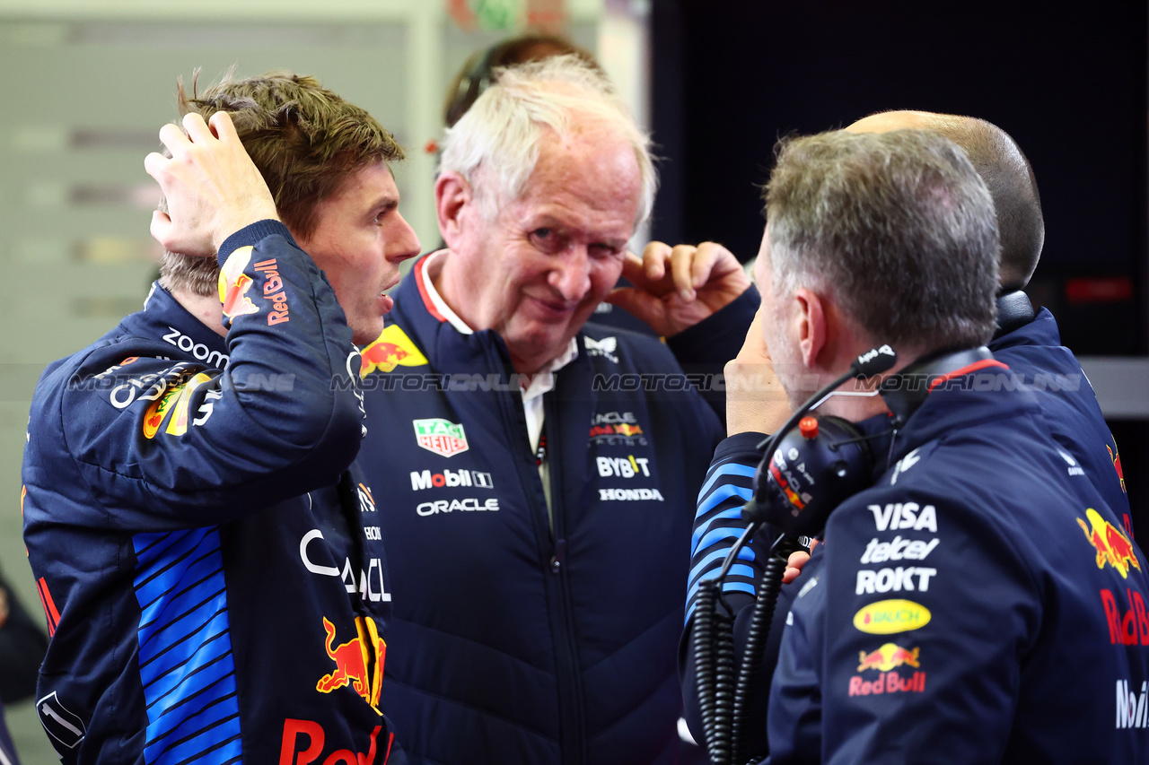 GP BAHRAIN, Max Verstappen (NLD) Red Bull Racing with Dr Helmut Marko (AUT) Red Bull Motorsport Consultant; Christian Horner (GBR) Red Bull Racing Team Principal e Gianpiero Lambiase (ITA) Red Bull Racing Engineer.

29.02.2024. Formula 1 World Championship, Rd 1, Bahrain Grand Prix, Sakhir, Bahrain, Practice Day

- www.xpbimages.com, EMail: requests@xpbimages.com © Copyright: Batchelor / XPB Images
