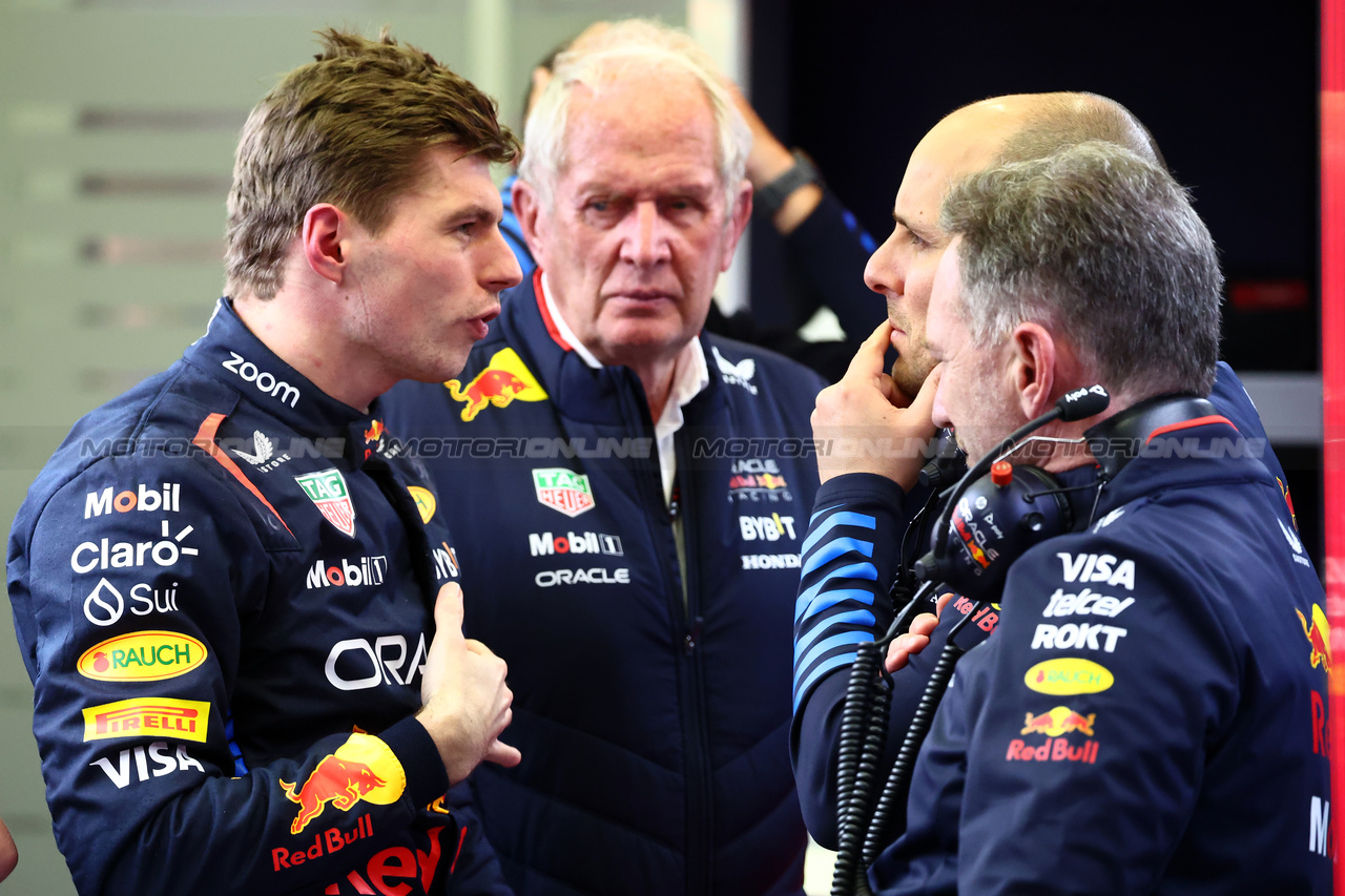 GP BAHRAIN, Max Verstappen (NLD) Red Bull Racing with Dr Helmut Marko (AUT) Red Bull Motorsport Consultant; Christian Horner (GBR) Red Bull Racing Team Principal e Gianpiero Lambiase (ITA) Red Bull Racing Engineer.

29.02.2024. Formula 1 World Championship, Rd 1, Bahrain Grand Prix, Sakhir, Bahrain, Practice Day

- www.xpbimages.com, EMail: requests@xpbimages.com © Copyright: Batchelor / XPB Images