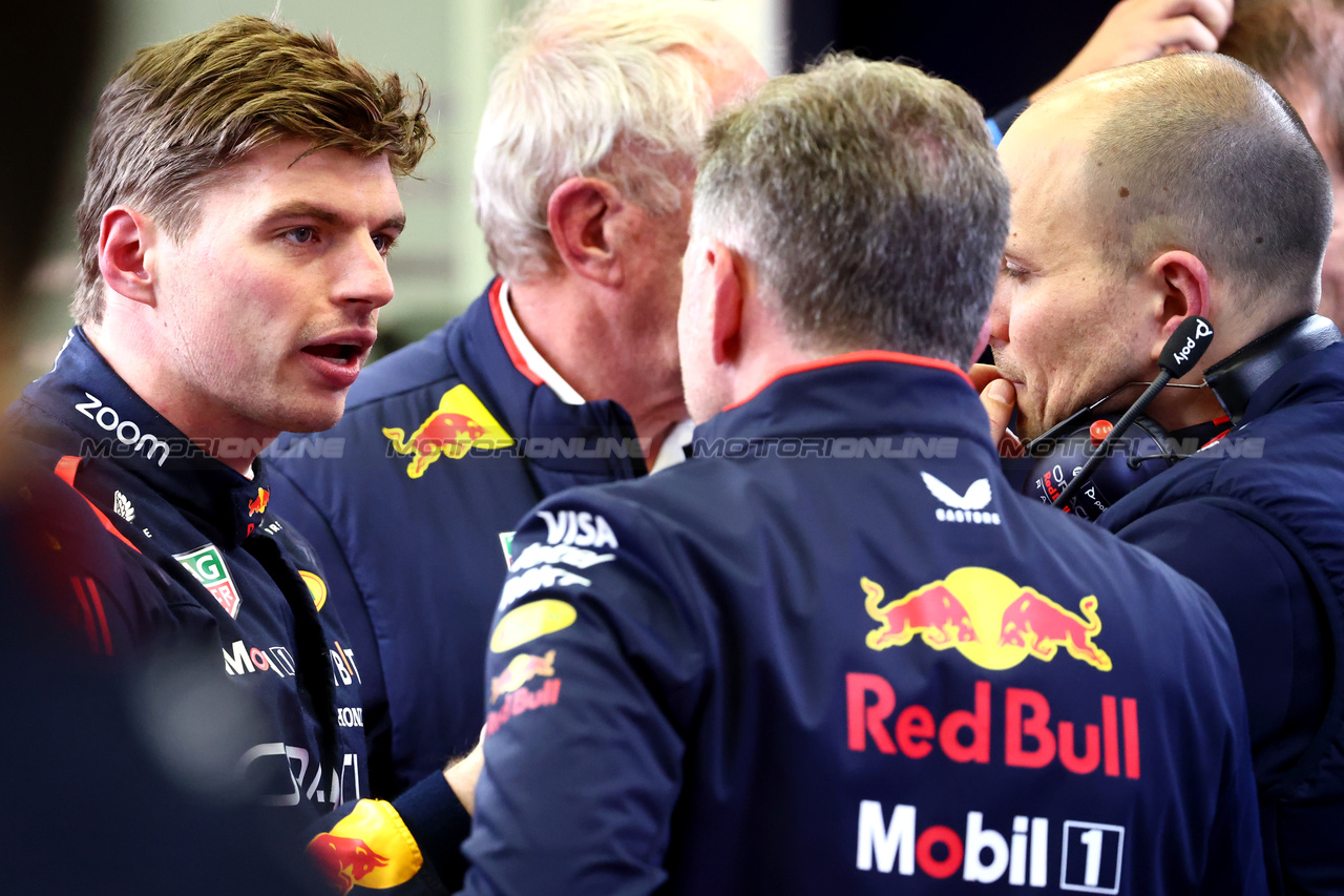 GP BAHRAIN, Max Verstappen (NLD) Red Bull Racing with Dr Helmut Marko (AUT) Red Bull Motorsport Consultant; Christian Horner (GBR) Red Bull Racing Team Principal e Gianpiero Lambiase (ITA) Red Bull Racing Engineer.

29.02.2024. Formula 1 World Championship, Rd 1, Bahrain Grand Prix, Sakhir, Bahrain, Practice Day

- www.xpbimages.com, EMail: requests@xpbimages.com © Copyright: Batchelor / XPB Images