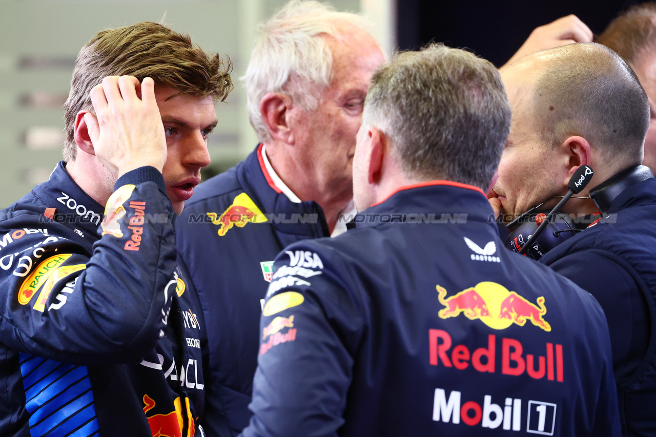 GP BAHRAIN, Max Verstappen (NLD) Red Bull Racing with Dr Helmut Marko (AUT) Red Bull Motorsport Consultant; Christian Horner (GBR) Red Bull Racing Team Principal e Gianpiero Lambiase (ITA) Red Bull Racing Engineer.

29.02.2024. Formula 1 World Championship, Rd 1, Bahrain Grand Prix, Sakhir, Bahrain, Practice Day

- www.xpbimages.com, EMail: requests@xpbimages.com © Copyright: Batchelor / XPB Images