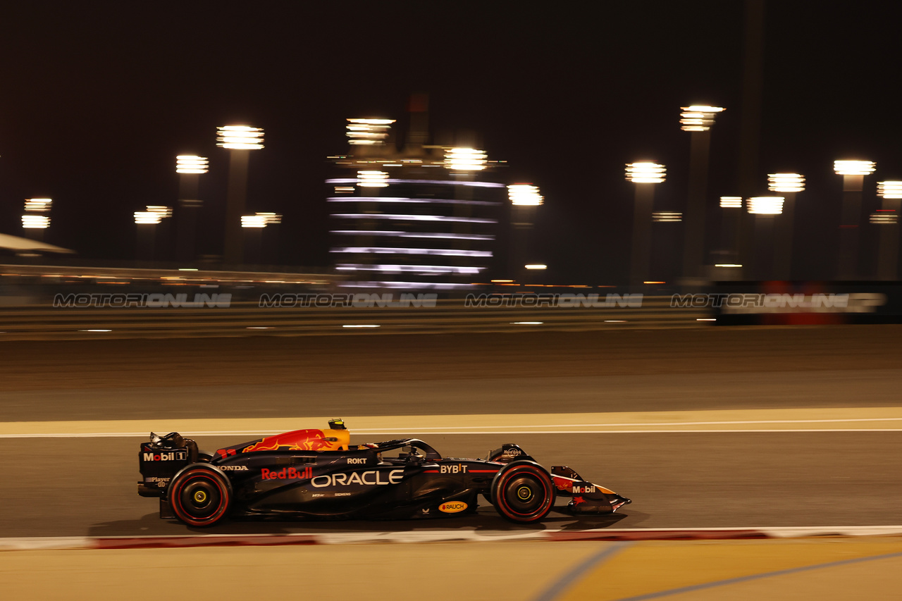 GP BAHRAIN, Sergio Perez (MEX) Red Bull Racing RB20.

29.02.2024. Formula 1 World Championship, Rd 1, Bahrain Grand Prix, Sakhir, Bahrain, Practice Day

- www.xpbimages.com, EMail: requests@xpbimages.com © Copyright: Bearne / XPB Images