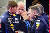 GP BAHRAIN, Max Verstappen (NLD) Red Bull Racing with Dr Helmut Marko (AUT) Red Bull Motorsport Consultant; Christian Horner (GBR) Red Bull Racing Team Principal e Gianpiero Lambiase (ITA) Red Bull Racing Engineer.
29.02.2024. Formula 1 World Championship, Rd 1, Bahrain Grand Prix, Sakhir, Bahrain, Practice Day
- www.xpbimages.com, EMail: requests@xpbimages.com © Copyright: Batchelor / XPB Images