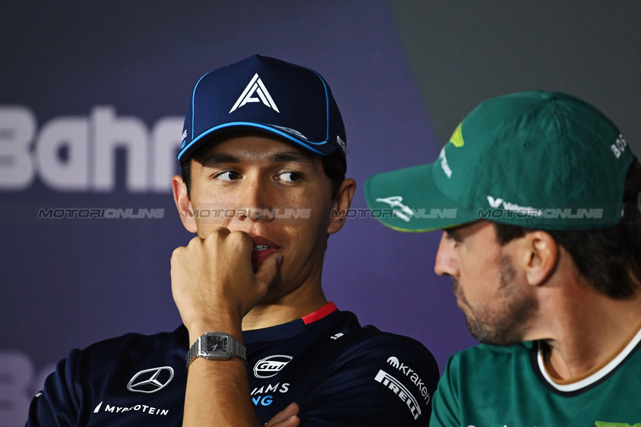 GP BAHRAIN, (L to R): Alexander Albon (THA) Williams Racing e Fernando Alonso (ESP) Aston Martin F1 Team in the FIA Press Conference.

28.02.2024. Formula 1 World Championship, Rd 1, Bahrain Grand Prix, Sakhir, Bahrain, Preparation Day.

- www.xpbimages.com, EMail: requests@xpbimages.com © Copyright: XPB Images