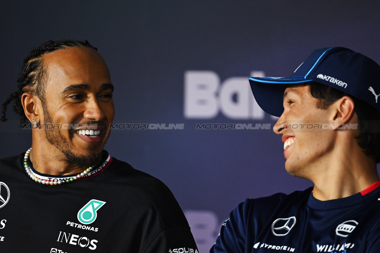 GP BAHRAIN, (L to R): Lewis Hamilton (GBR) Mercedes AMG F1 e Alexander Albon (THA) Williams Racing in the FIA Press Conference.

28.02.2024. Formula 1 World Championship, Rd 1, Bahrain Grand Prix, Sakhir, Bahrain, Preparation Day.

- www.xpbimages.com, EMail: requests@xpbimages.com © Copyright: XPB Images