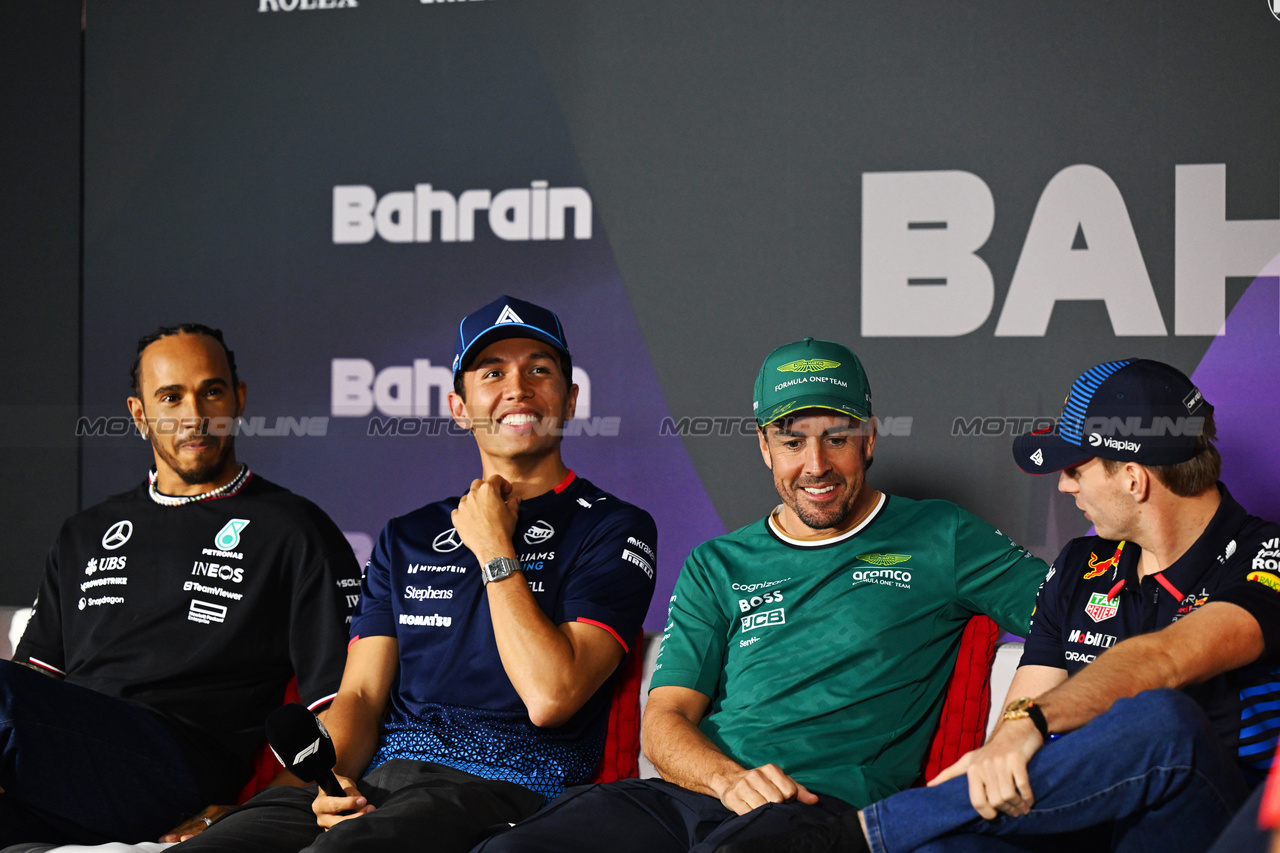 GP BAHRAIN, (L to R): Lewis Hamilton (GBR) Mercedes AMG F1; Alexander Albon (THA) Williams Racing; Fernando Alonso (ESP) Aston Martin F1 Team; e Max Verstappen (NLD) Red Bull Racing, in the FIA Press Conference.

28.02.2024. Formula 1 World Championship, Rd 1, Bahrain Grand Prix, Sakhir, Bahrain, Preparation Day.

- www.xpbimages.com, EMail: requests@xpbimages.com © Copyright: XPB Images