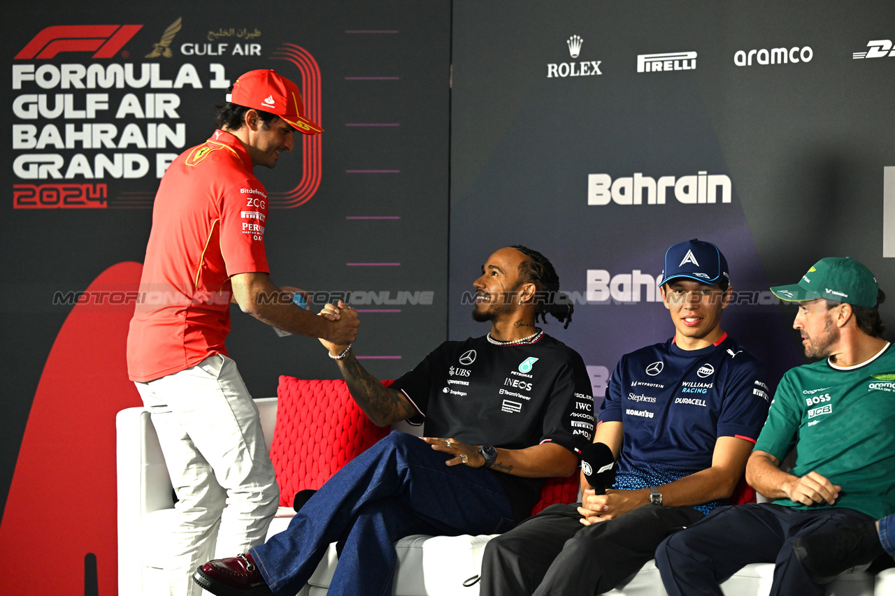 GP BAHRAIN, (L to R): Carlos Sainz Jr (ESP) Ferrari; Lewis Hamilton (GBR) Mercedes AMG F1; Alexander Albon (THA) Williams Racing; e Fernando Alonso (ESP) Aston Martin F1 Team, in the FIA Press Conference.

28.02.2024. Formula 1 World Championship, Rd 1, Bahrain Grand Prix, Sakhir, Bahrain, Preparation Day.

- www.xpbimages.com, EMail: requests@xpbimages.com © Copyright: XPB Images