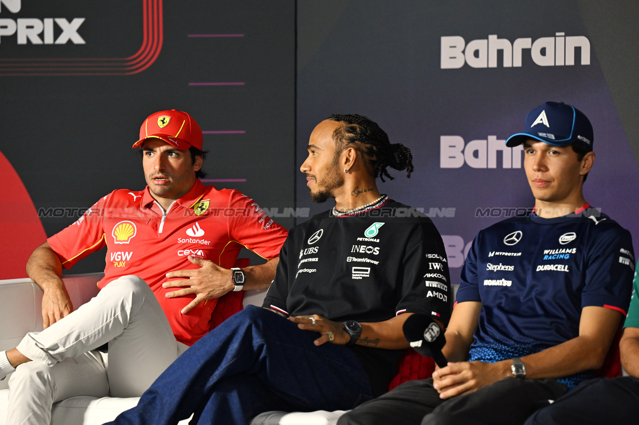 GP BAHRAIN, (L to R): Carlos Sainz Jr (ESP) Ferrari; Lewis Hamilton (GBR) Mercedes AMG F1; e Alexander Albon (THA) Williams Racing in the FIA Press Conference.

28.02.2024. Formula 1 World Championship, Rd 1, Bahrain Grand Prix, Sakhir, Bahrain, Preparation Day.

- www.xpbimages.com, EMail: requests@xpbimages.com © Copyright: XPB Images