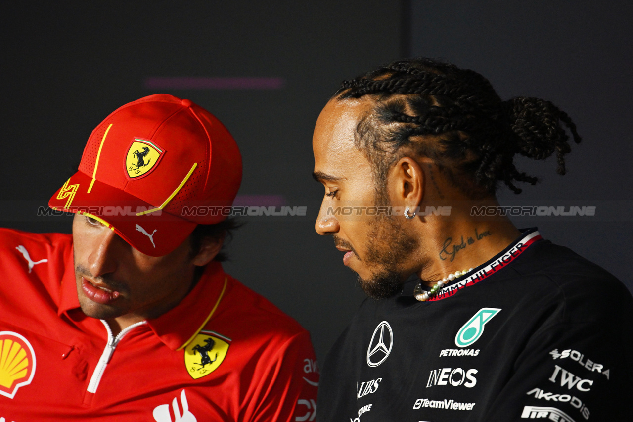 GP BAHRAIN, (L to R): Carlos Sainz Jr (ESP) Ferrari e Lewis Hamilton (GBR) Mercedes AMG F1 in the FIA Press Conference.

28.02.2024. Formula 1 World Championship, Rd 1, Bahrain Grand Prix, Sakhir, Bahrain, Preparation Day.

- www.xpbimages.com, EMail: requests@xpbimages.com © Copyright: XPB Images