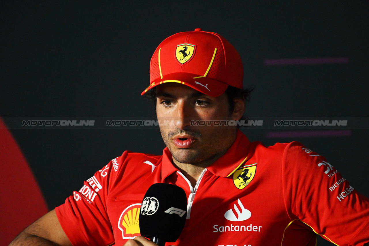 GP BAHRAIN, Carlos Sainz Jr (ESP) Ferrari in the FIA Press Conference.

28.02.2024. Formula 1 World Championship, Rd 1, Bahrain Grand Prix, Sakhir, Bahrain, Preparation Day.

- www.xpbimages.com, EMail: requests@xpbimages.com © Copyright: XPB Images