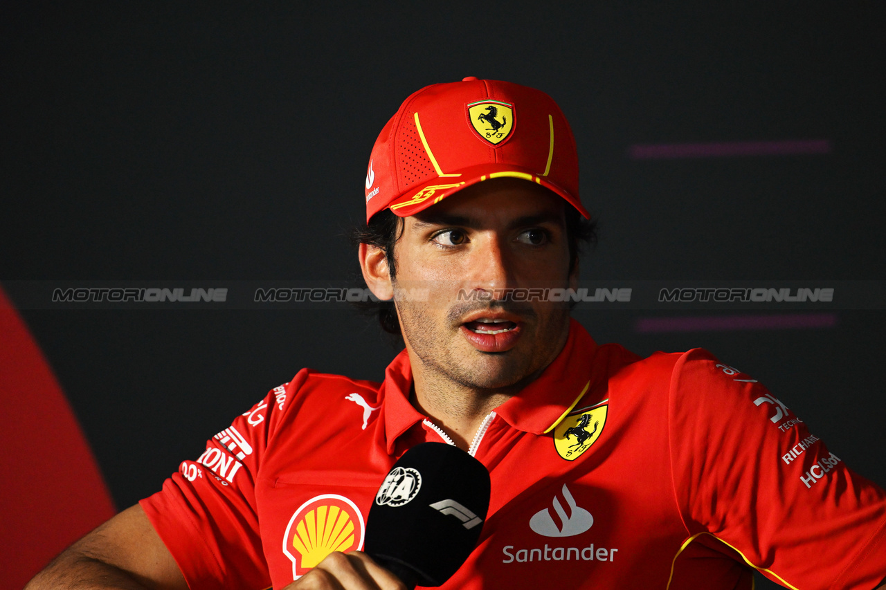 GP BAHRAIN, Carlos Sainz Jr (ESP) Ferrari in the FIA Press Conference.

28.02.2024. Formula 1 World Championship, Rd 1, Bahrain Grand Prix, Sakhir, Bahrain, Preparation Day.

- www.xpbimages.com, EMail: requests@xpbimages.com © Copyright: XPB Images