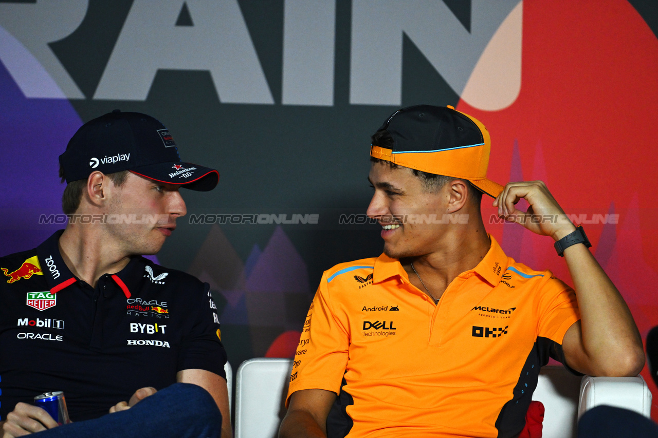GP BAHRAIN, (L to R): Max Verstappen (NLD) Red Bull Racing e Lando Norris (GBR) McLaren in the FIA Press Conference.

28.02.2024. Formula 1 World Championship, Rd 1, Bahrain Grand Prix, Sakhir, Bahrain, Preparation Day.

- www.xpbimages.com, EMail: requests@xpbimages.com © Copyright: XPB Images