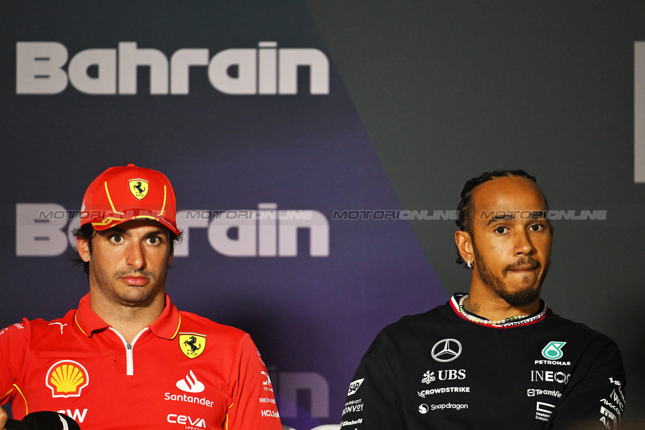 GP BAHRAIN, (L to R): Carlos Sainz Jr (ESP) Ferrari e Lewis Hamilton (GBR) Mercedes AMG F1 in the FIA Press Conference.

28.02.2024. Formula 1 World Championship, Rd 1, Bahrain Grand Prix, Sakhir, Bahrain, Preparation Day.

- www.xpbimages.com, EMail: requests@xpbimages.com © Copyright: XPB Images