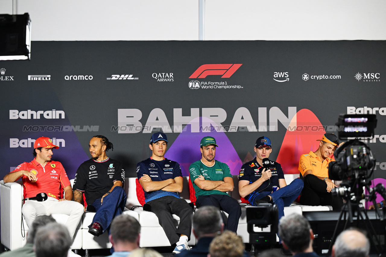 GP BAHRAIN, (L to R): Carlos Sainz Jr (ESP) Ferrari; Lewis Hamilton (GBR) Mercedes AMG F1; Alexander Albon (THA) Williams Racing; Fernando Alonso (ESP) Aston Martin F1 Team; Max Verstappen (NLD) Red Bull Racing; e Lando Norris (GBR) McLaren, in the FIA Press Conference.

28.02.2024. Formula 1 World Championship, Rd 1, Bahrain Grand Prix, Sakhir, Bahrain, Preparation Day.

- www.xpbimages.com, EMail: requests@xpbimages.com © Copyright: XPB Images