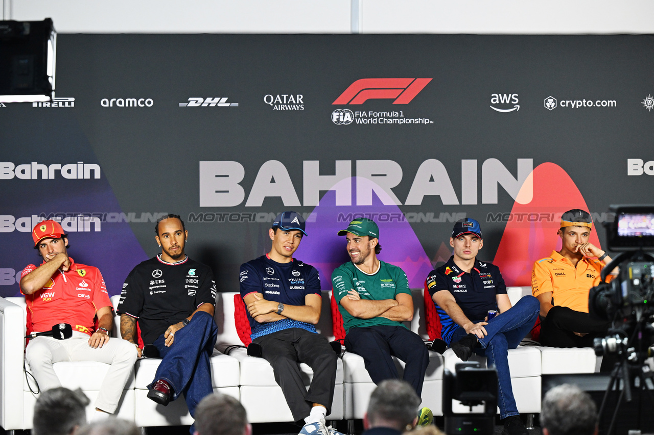 GP BAHRAIN, (L to R): Carlos Sainz Jr (ESP) Ferrari; Lewis Hamilton (GBR) Mercedes AMG F1; Alexander Albon (THA) Williams Racing; Fernando Alonso (ESP) Aston Martin F1 Team; Max Verstappen (NLD) Red Bull Racing; e Lando Norris (GBR) McLaren, in the FIA Press Conference.

28.02.2024. Formula 1 World Championship, Rd 1, Bahrain Grand Prix, Sakhir, Bahrain, Preparation Day.

- www.xpbimages.com, EMail: requests@xpbimages.com © Copyright: XPB Images