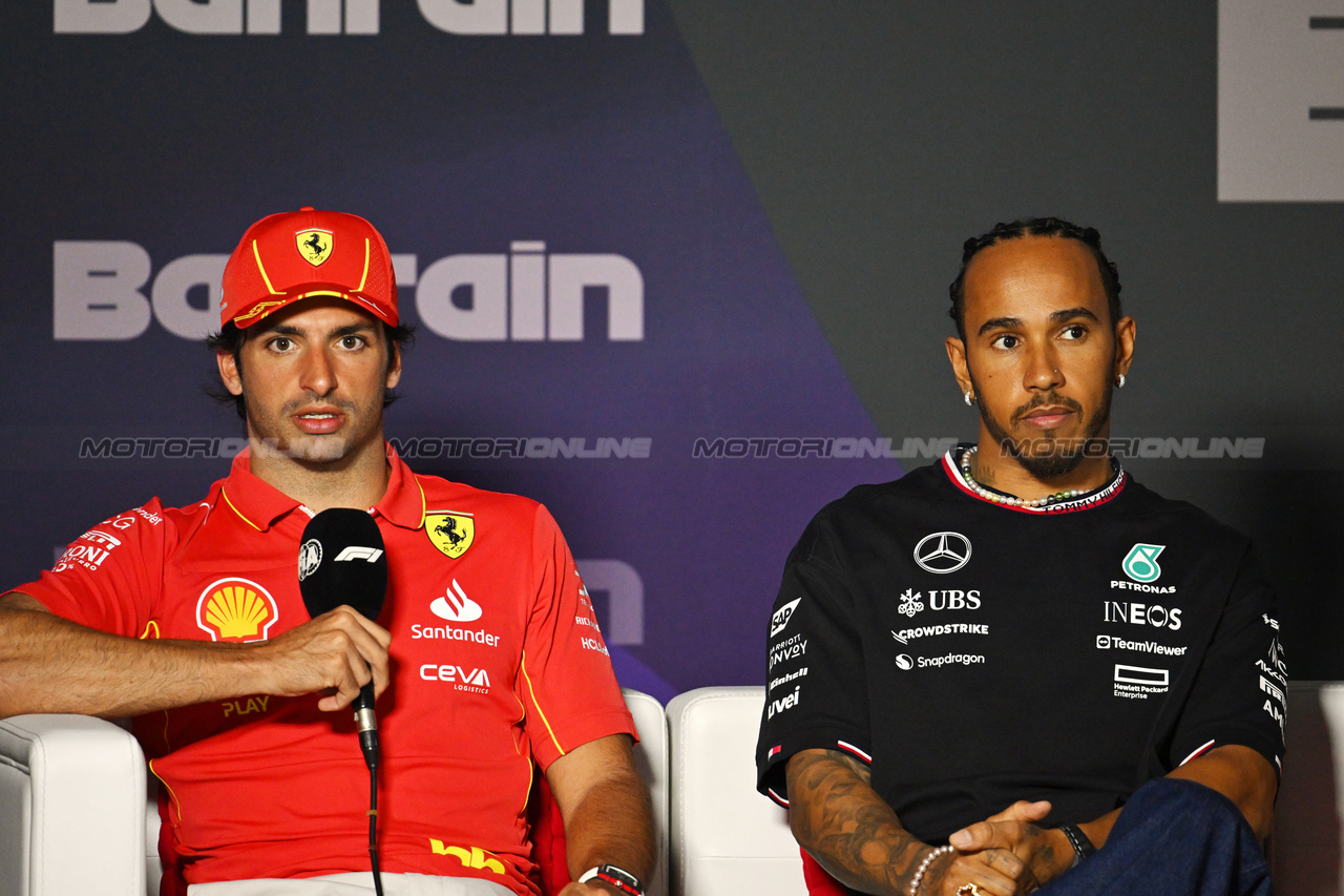 GP BAHRAIN, (L to R): Carlos Sainz Jr (ESP) Ferrari e Lewis Hamilton (GBR) Mercedes AMG F1 in the FIA Press Conference.

28.02.2024. Formula 1 World Championship, Rd 1, Bahrain Grand Prix, Sakhir, Bahrain, Preparation Day.

- www.xpbimages.com, EMail: requests@xpbimages.com © Copyright: XPB Images