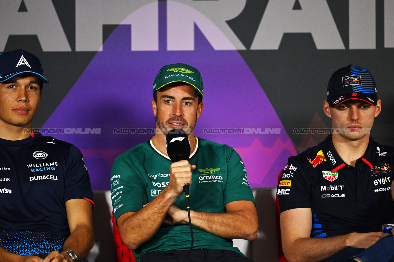 GP BAHRAIN, (L to R): Alexander Albon (THA) Williams Racing; Fernando Alonso (ESP) Aston Martin F1 Team; e Max Verstappen (NLD) Red Bull Racing, in the FIA Press Conference.

28.02.2024. Formula 1 World Championship, Rd 1, Bahrain Grand Prix, Sakhir, Bahrain, Preparation Day.

- www.xpbimages.com, EMail: requests@xpbimages.com © Copyright: XPB Images