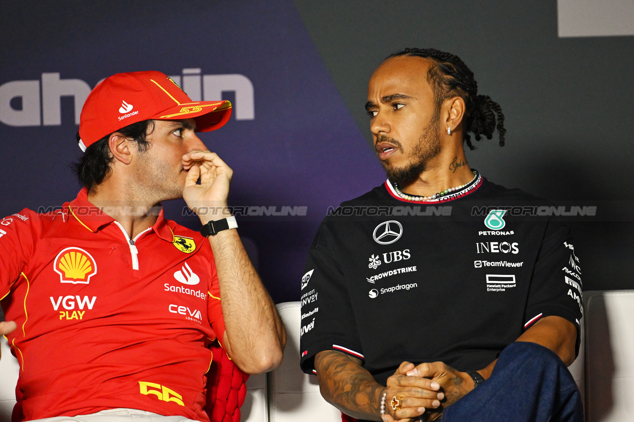 GP BAHRAIN, (L to R): Carlos Sainz Jr (ESP) Ferrari e Lewis Hamilton (GBR) Mercedes AMG F1 in the FIA Press Conference.

28.02.2024. Formula 1 World Championship, Rd 1, Bahrain Grand Prix, Sakhir, Bahrain, Preparation Day.

- www.xpbimages.com, EMail: requests@xpbimages.com © Copyright: XPB Images