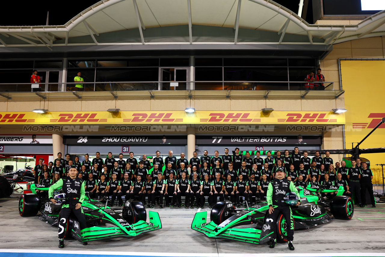 GP BAHRAIN, (L to R): Zhou Guanyu (CHN) Sauber C44 e Valtteri Bottas (FIN) Sauber C44 at a team photograph.

28.02.2024. Formula 1 World Championship, Rd 1, Bahrain Grand Prix, Sakhir, Bahrain, Preparation Day.

- www.xpbimages.com, EMail: requests@xpbimages.com © Copyright: Batchelor / XPB Images