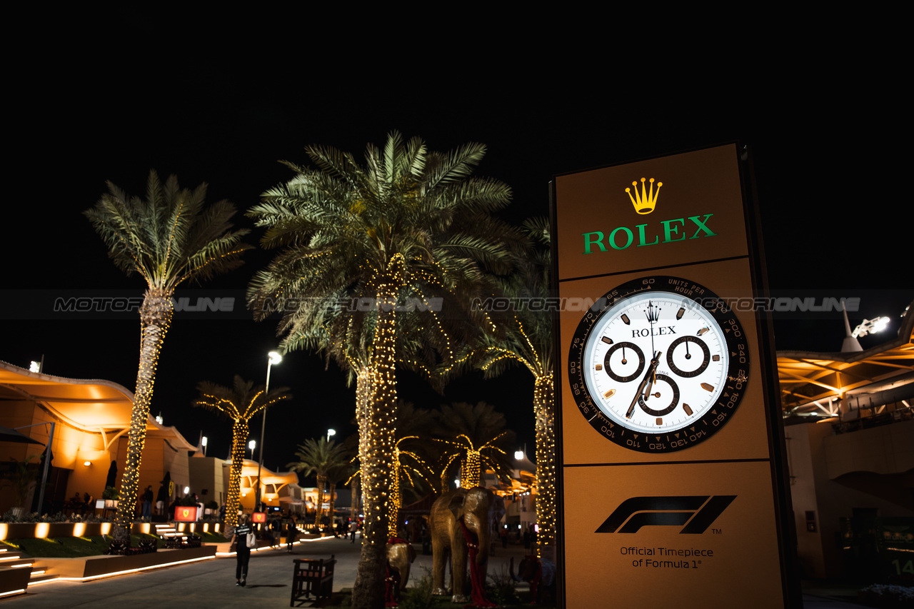 GP BAHRAIN, Paddock Atmosfera - Rolex clock in the paddock.

28.02.2024. Formula 1 World Championship, Rd 1, Bahrain Grand Prix, Sakhir, Bahrain, Preparation Day.

- www.xpbimages.com, EMail: requests@xpbimages.com © Copyright: Bearne / XPB Images