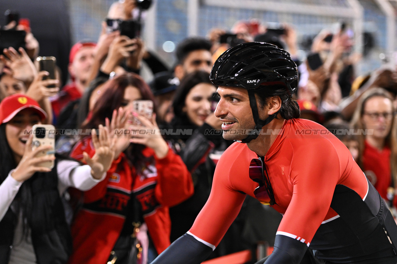 GP BAHRAIN, Carlos Sainz Jr (ESP) Ferrari.

28.02.2024. Formula 1 World Championship, Rd 1, Bahrain Grand Prix, Sakhir, Bahrain, Preparation Day.

- www.xpbimages.com, EMail: requests@xpbimages.com © Copyright: Price / XPB Images