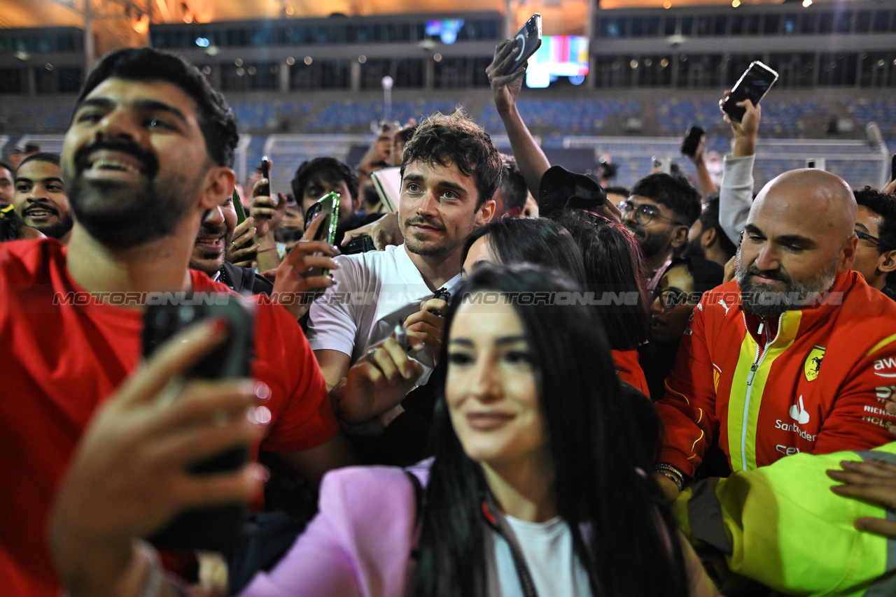 GP BAHRAIN, Charles Leclerc (MON) Ferrari with fans in the pits.

28.02.2024. Formula 1 World Championship, Rd 1, Bahrain Grand Prix, Sakhir, Bahrain, Preparation Day.

- www.xpbimages.com, EMail: requests@xpbimages.com © Copyright: Price / XPB Images