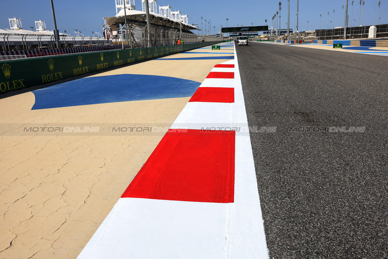 GP BAHRAIN, Circuit Atmosfera - drain covers removed e filled in at turn 11.

28.02.2024. Formula 1 World Championship, Rd 1, Bahrain Grand Prix, Sakhir, Bahrain, Preparation Day.

- www.xpbimages.com, EMail: requests@xpbimages.com © Copyright: Bearne / XPB Images