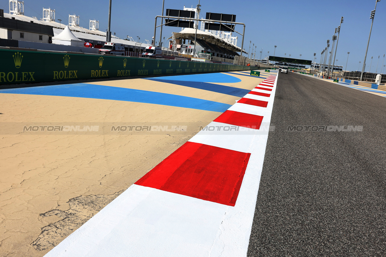 GP BAHRAIN, Circuit Atmosfera - drain covers removed e filled in at turn 11.

28.02.2024. Formula 1 World Championship, Rd 1, Bahrain Grand Prix, Sakhir, Bahrain, Preparation Day.

- www.xpbimages.com, EMail: requests@xpbimages.com © Copyright: Bearne / XPB Images