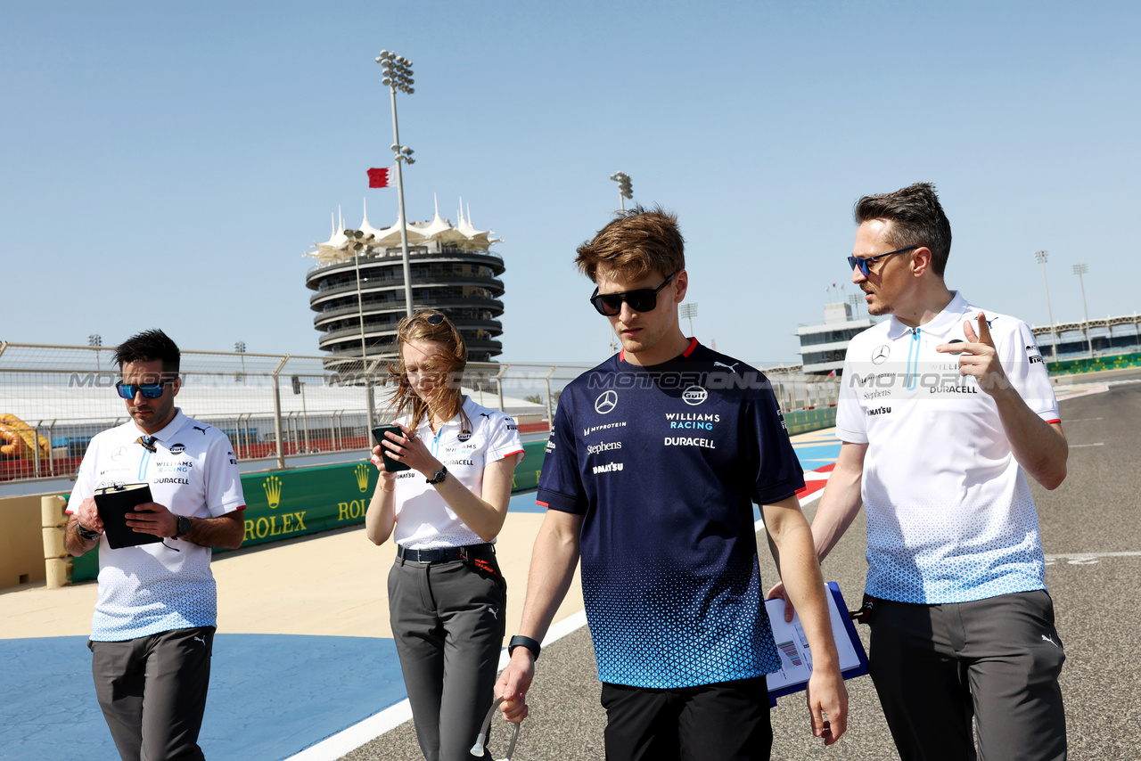 GP BAHRAIN, Logan Sargeant (USA) Williams Racing walks the circuit with the team.

28.02.2024. Formula 1 World Championship, Rd 1, Bahrain Grand Prix, Sakhir, Bahrain, Preparation Day.

- www.xpbimages.com, EMail: requests@xpbimages.com © Copyright: Bearne / XPB Images