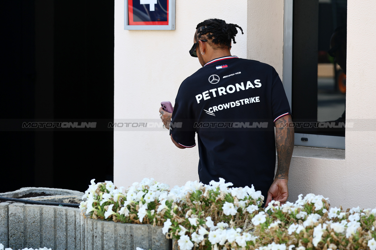 GP BAHRAIN, Lewis Hamilton (GBR) Mercedes AMG F1.

28.02.2024. Formula 1 World Championship, Rd 1, Bahrain Grand Prix, Sakhir, Bahrain, Preparation Day.

- www.xpbimages.com, EMail: requests@xpbimages.com © Copyright: Batchelor / XPB Images