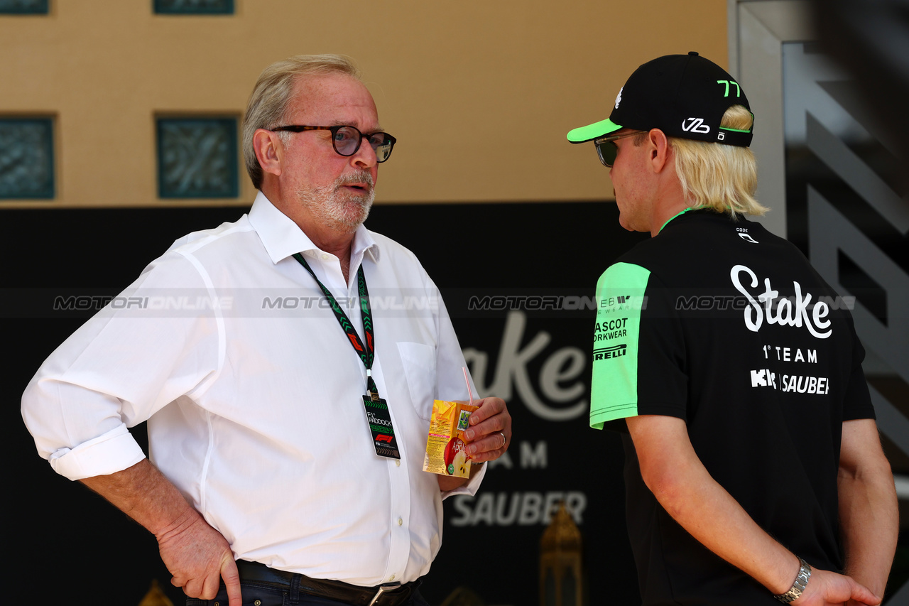 GP BAHRAIN, (L to R): Didier Coton (BEL) Driver Manager with Valtteri Bottas (FIN) Sauber.

28.02.2024. Formula 1 World Championship, Rd 1, Bahrain Grand Prix, Sakhir, Bahrain, Preparation Day.

- www.xpbimages.com, EMail: requests@xpbimages.com © Copyright: Batchelor / XPB Images