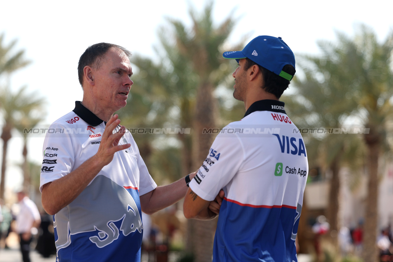 GP BAHRAIN, (L to R): Alan Permane (GBR) RB Sporting Director with Daniel Ricciardo (AUS) RB.

28.02.2024. Formula 1 World Championship, Rd 1, Bahrain Grand Prix, Sakhir, Bahrain, Preparation Day.

- www.xpbimages.com, EMail: requests@xpbimages.com © Copyright: Batchelor / XPB Images