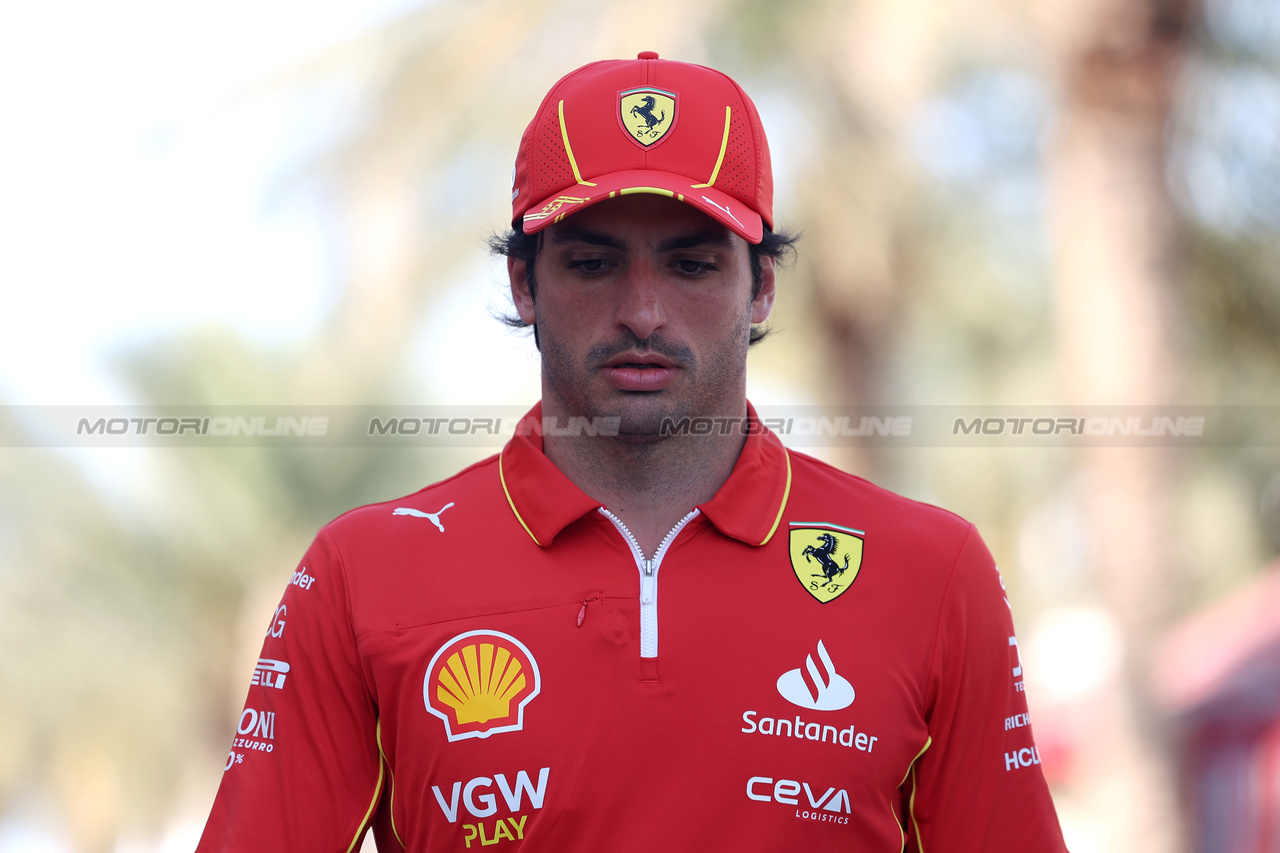 GP BAHRAIN, Carlos Sainz Jr (ESP) Ferrari.

28.02.2024. Formula 1 World Championship, Rd 1, Bahrain Grand Prix, Sakhir, Bahrain, Preparation Day.

 - www.xpbimages.com, EMail: requests@xpbimages.com © Copyright: Staley / XPB Images