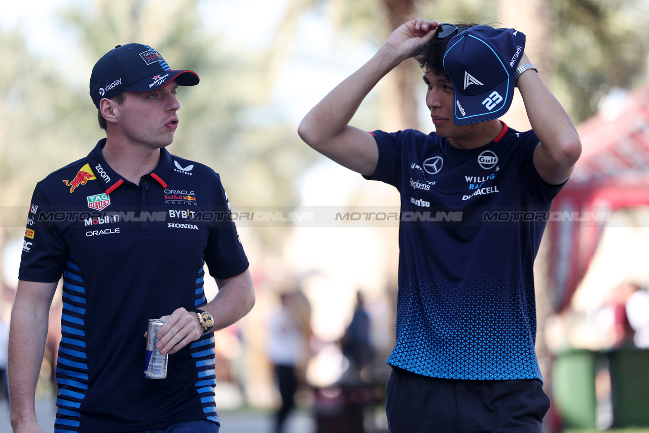 GP BAHRAIN, (L to R): Max Verstappen (NLD) Red Bull Racing with Alexander Albon (THA) Williams Racing.

28.02.2024. Formula 1 World Championship, Rd 1, Bahrain Grand Prix, Sakhir, Bahrain, Preparation Day.

 - www.xpbimages.com, EMail: requests@xpbimages.com © Copyright: Staley / XPB Images