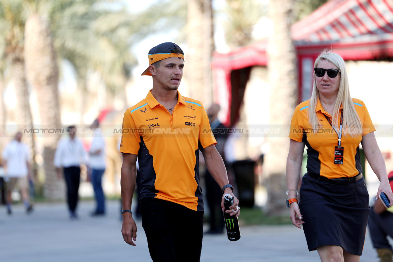 GP BAHRAIN, Lando Norris (GBR) McLaren with Sophie Ogg (GBR) McLaren Communications Director.

28.02.2024. Formula 1 World Championship, Rd 1, Bahrain Grand Prix, Sakhir, Bahrain, Preparation Day.

 - www.xpbimages.com, EMail: requests@xpbimages.com © Copyright: Staley / XPB Images