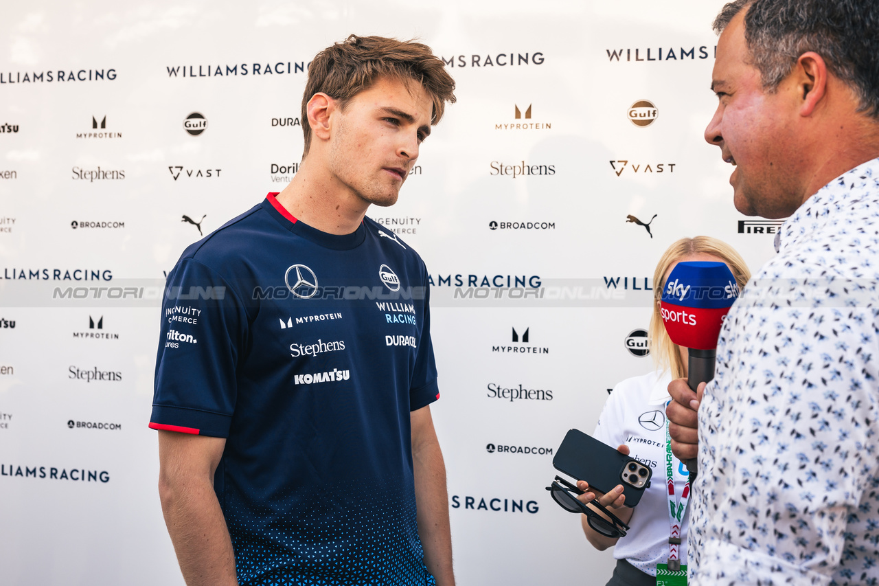 GP BAHRAIN, Logan Sargeant (USA) Williams Racing with Ted Kravitz (GBR) Sky Sports Pitlane Reporter.

28.02.2024. Formula 1 World Championship, Rd 1, Bahrain Grand Prix, Sakhir, Bahrain, Preparation Day.

- www.xpbimages.com, EMail: requests@xpbimages.com © Copyright: Bearne / XPB Images