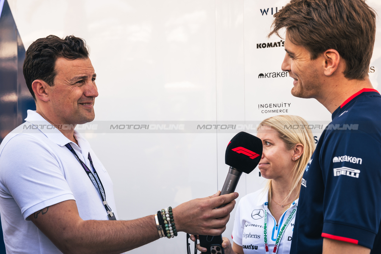 GP BAHRAIN, (L to R): Will Buxton (GBR) F1 Digital Presenter with Logan Sargeant (USA) Williams Racing.

28.02.2024. Formula 1 World Championship, Rd 1, Bahrain Grand Prix, Sakhir, Bahrain, Preparation Day.

- www.xpbimages.com, EMail: requests@xpbimages.com © Copyright: Bearne / XPB Images