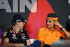 GP BAHRAIN, (L to R): Max Verstappen (NLD) Red Bull Racing e Lando Norris (GBR) McLaren in the FIA Press Conference.
28.02.2024. Formula 1 World Championship, Rd 1, Bahrain Grand Prix, Sakhir, Bahrain, Preparation Day.
- www.xpbimages.com, EMail: requests@xpbimages.com © Copyright: XPB Images