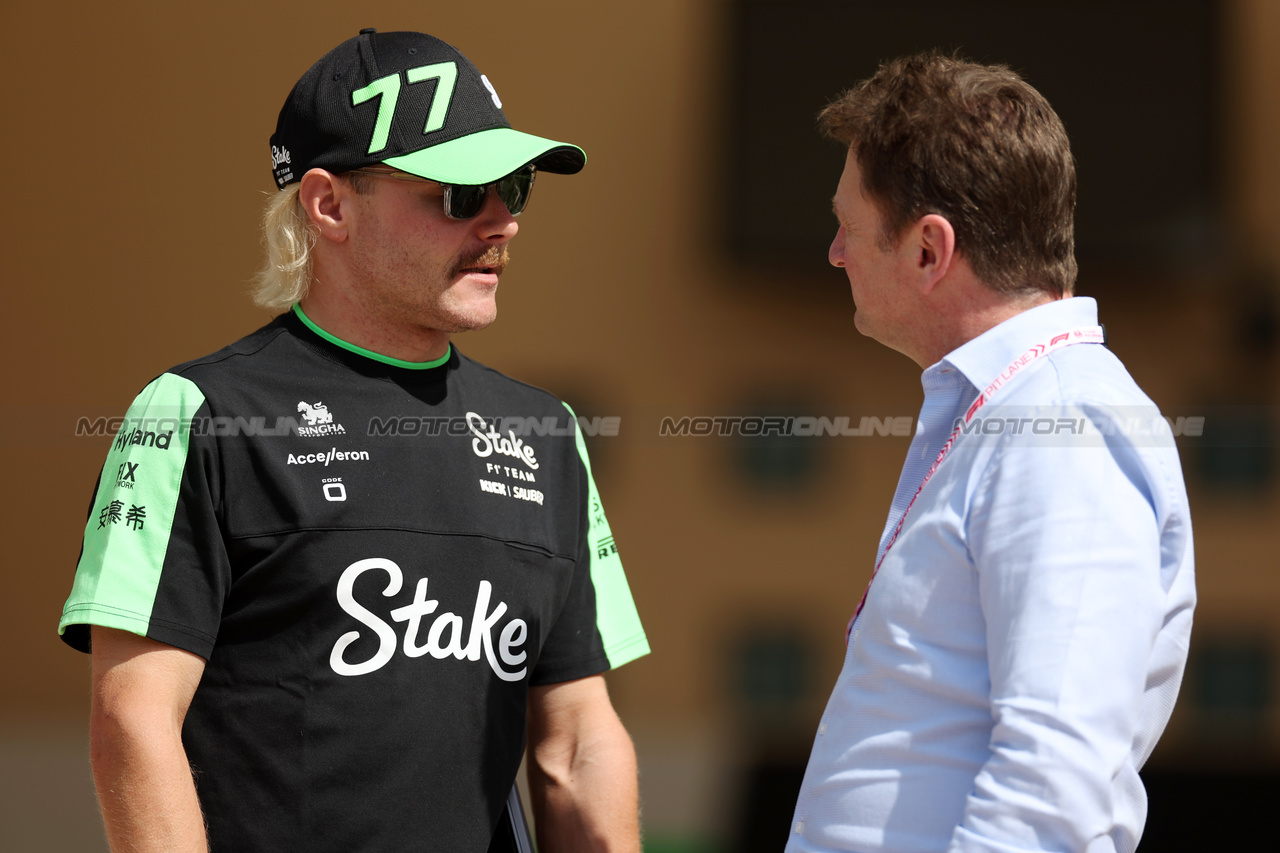 GP BAHRAIN, (L to R): Valtteri Bottas (FIN) Sauber with Allan McNish (GBR) Audi Director of Motorsport Coordination.

02.03.2024. Formula 1 World Championship, Rd 1, Bahrain Grand Prix, Sakhir, Bahrain, Gara Day.

 - www.xpbimages.com, EMail: requests@xpbimages.com © Copyright: Staley / XPB Images