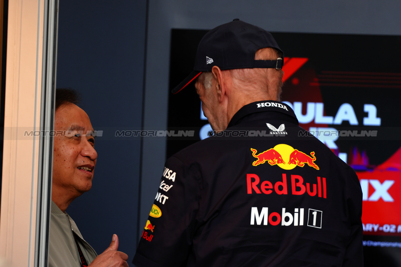 GP BAHRAIN, (L to R): Chalerm Yoovidhya (THA) Red Bull Racing Co-Owner with Adrian Newey (GBR) Red Bull Racing Chief Technical Officer.

02.03.2024. Formula 1 World Championship, Rd 1, Bahrain Grand Prix, Sakhir, Bahrain, Gara Day.

 - www.xpbimages.com, EMail: requests@xpbimages.com © Copyright: Coates / XPB Images